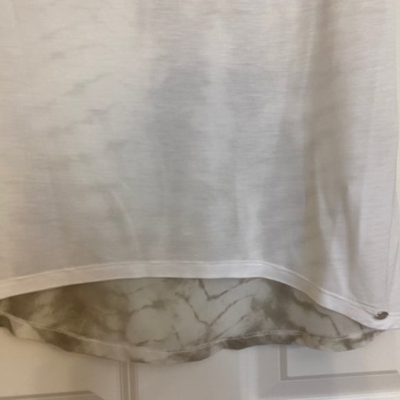 Guess Short Sleeve Blouse Mixed Fabric White Light Brown Tie- Dye Size Small - Picture 5 of 14